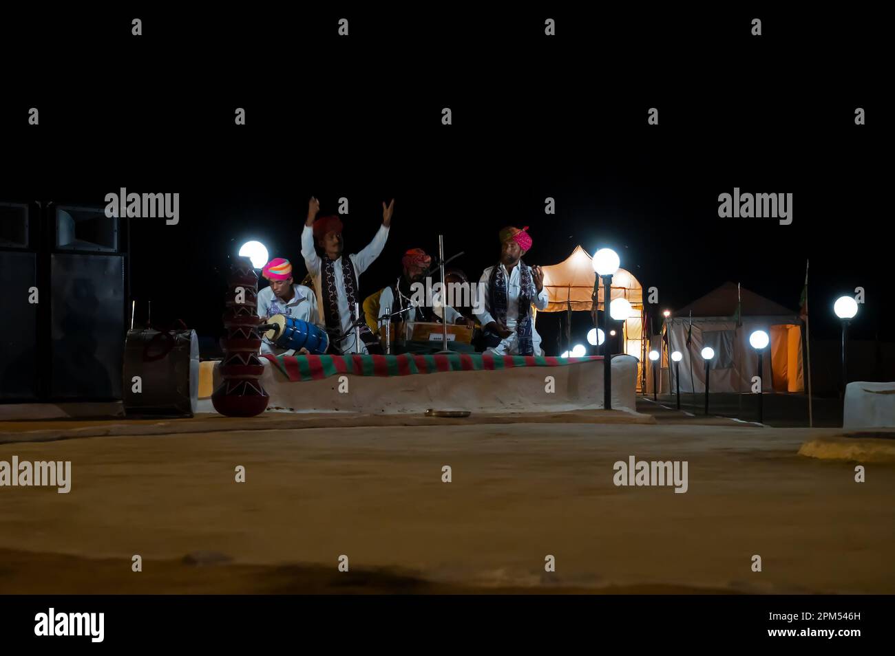 Thar Desert, Rajasthan, Indien - 15. 2019. Oktober : Rajasthani Folk Sänger singen Folk Songs im Kulturprogramm auf dem Campingplatz der Wüste. Stockfoto