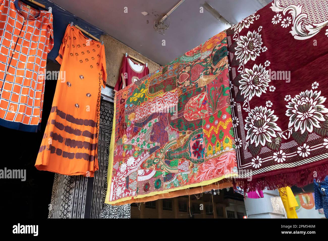 Jodhpur, Rajasthan, Indien 19.10.2019 : Rajasthani Damenbekleidung wird zum Verkauf aufgehängt und in einem Laden auf dem berühmten Sardar Market ausgestellt. Stockfoto
