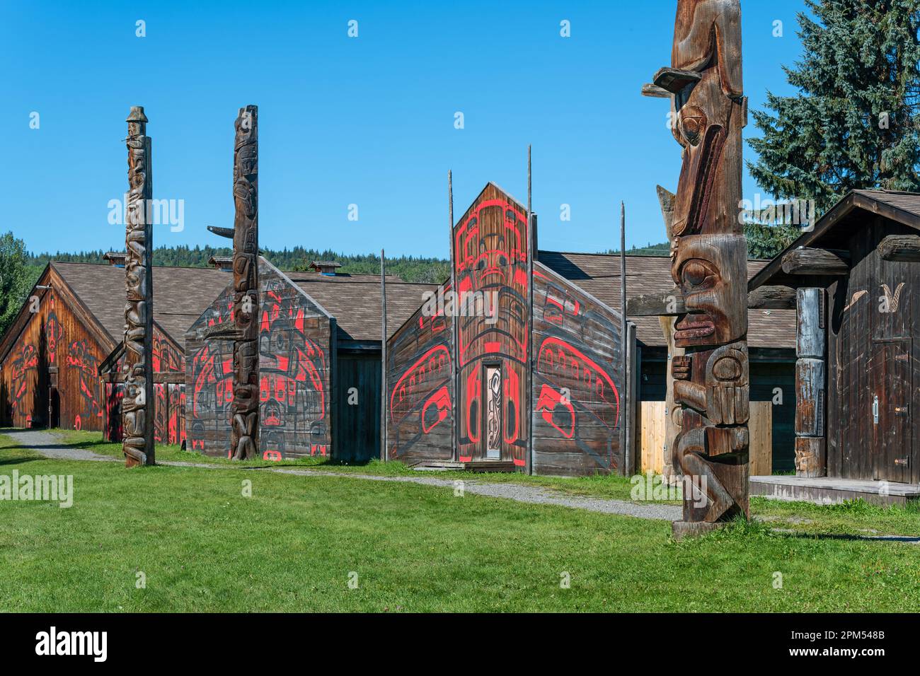 Traditionelle lange Häuser und Totempfähle der Ureinwohner der Gitxsan First Nations, Ksan historisches Dorf, Old Hazelton, Kanada. Stockfoto