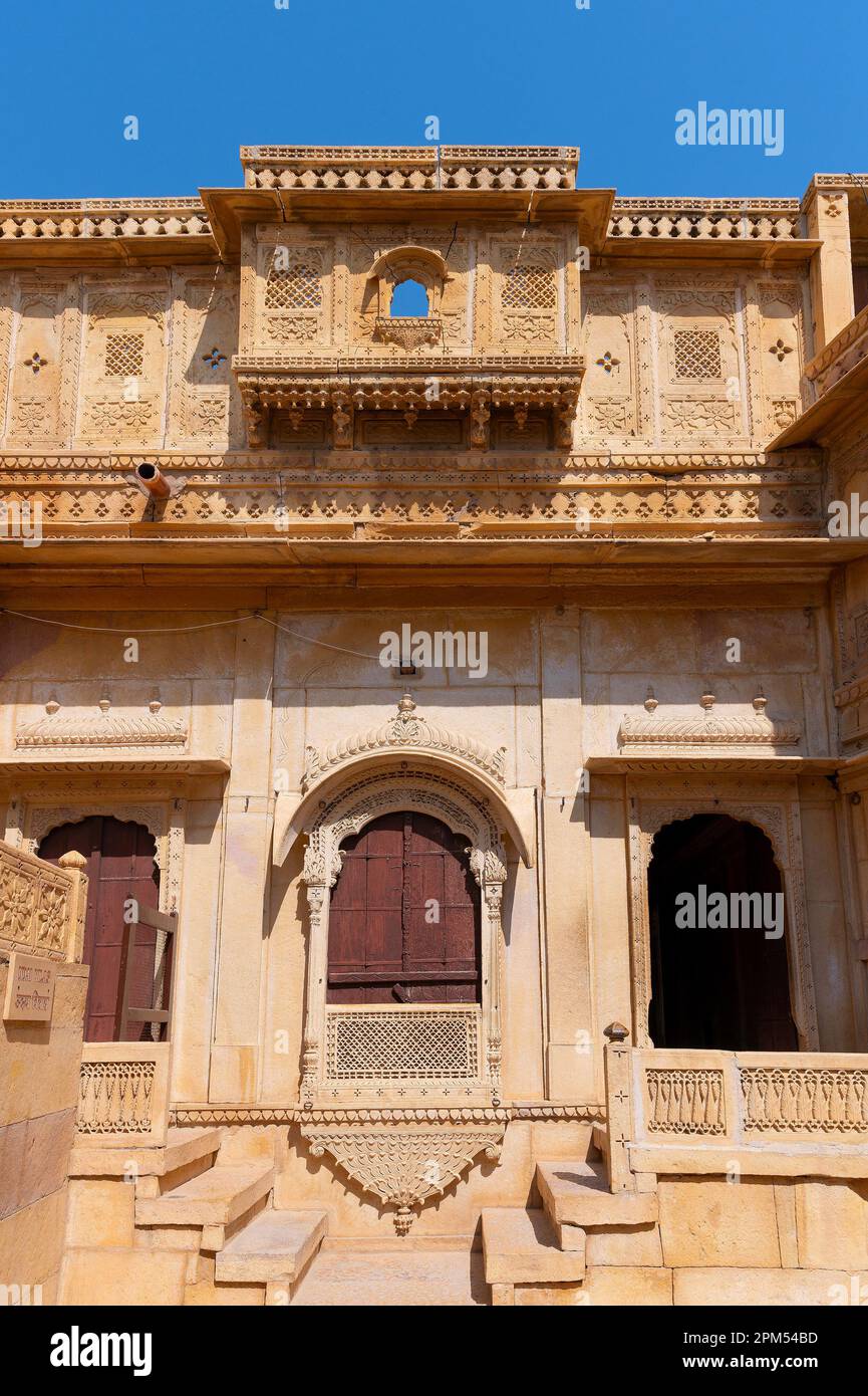 Jaisalmer Fort, Rajasthan, Indien - 15.10.2019 : Sandsteinbauten wunderschönen Balkon, Jharokha, Steinfenster und Außenfassade von Rani Mahal oder Rani Ka Mahal. Stockfoto