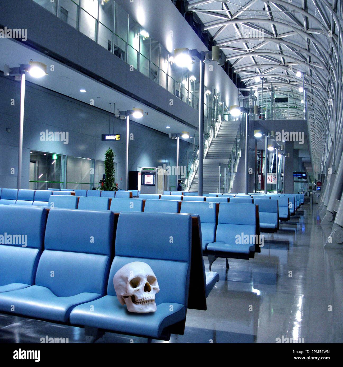 Schädel auf Sitz am Flughafen Stockfoto