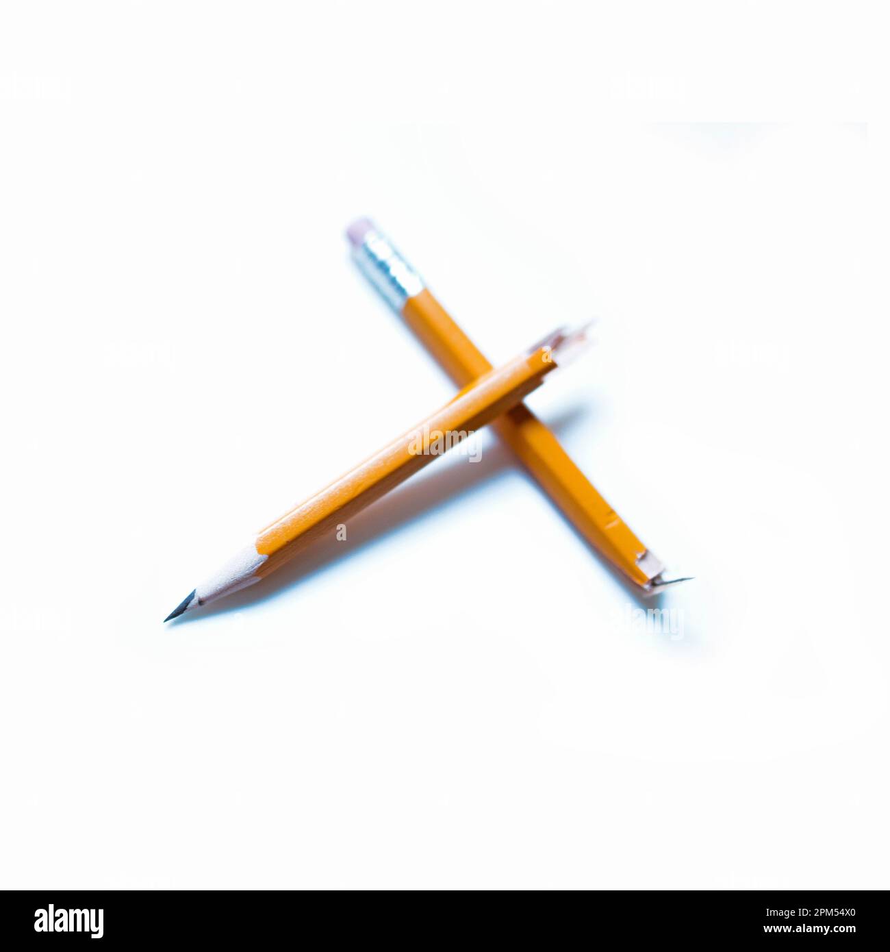 Gebrochenen Bleistift auf weißem Hintergrund Stockfoto