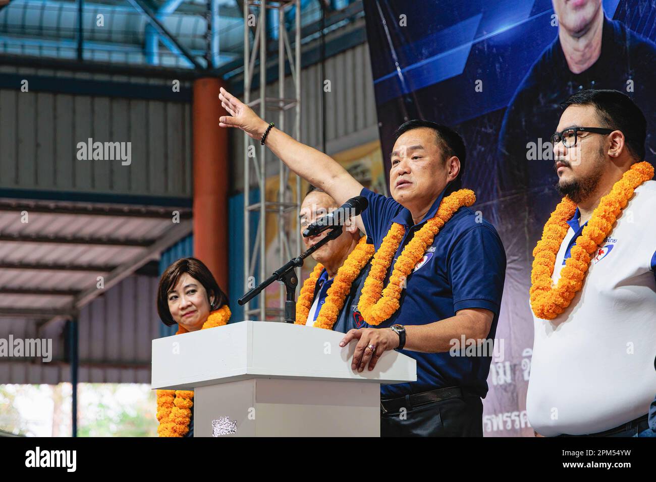 Nakorn Nayok, Thailand. 11. April 2023. Anutin Charnvirakul, stellvertretender Ministerpräsident Thailands und Vorsitzender der Bhumjaithai-Partei, spricht mit anderen lokalen Politikern auf einer Veranstaltung in der Provinz Nakorn Nayok zu Menschen. Anutin Charnvirakul, Parteiführer der Bhumjaithai, bei einer öffentlichen Rednerveranstaltung in der Provinz Nakorn Nayok, um die Politik der Partei für die Menschen im ländlichen Raum vorzustellen. (Foto: Varuth Pongsapipatt/SOPA Images/Sipa USA) Guthaben: SIPA USA/Alamy Live News Stockfoto