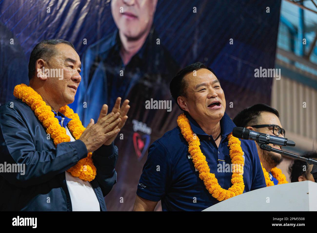 Nakorn Nayok, Thailand. 11. April 2023. Anutin Charnvirakul (R), stellvertretender Ministerpräsident Thailands und Führer der Bhumjaithai-Partei, spricht neben seiner Begleitung zu Wuttichai Kittitanesuan (L), einem lokalen Politiker auf einer Veranstaltung in der Provinz Nakorn Nayok. Anutin Charnvirakul, Parteiführer der Bhumjaithai, bei einer öffentlichen Rednerveranstaltung in der Provinz Nakorn Nayok, um die Politik der Partei für die Menschen im ländlichen Raum vorzustellen. (Foto: Varuth Pongsapipatt/SOPA Images/Sipa USA) Guthaben: SIPA USA/Alamy Live News Stockfoto