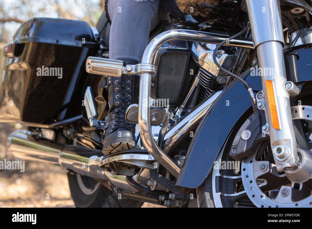 Eine Frau, die auf ihrem Motorrad sitzt Stockfoto