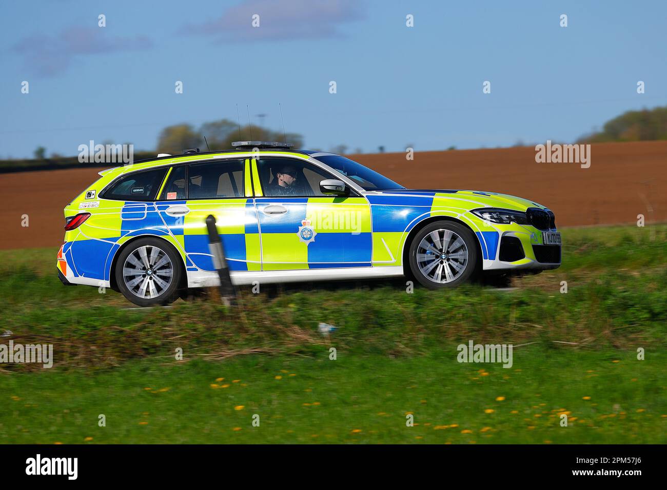 BMW-Polizeifahrzeug von der North Yorkshire Police Force auf der B1222 nahe Newthorpe Stockfoto