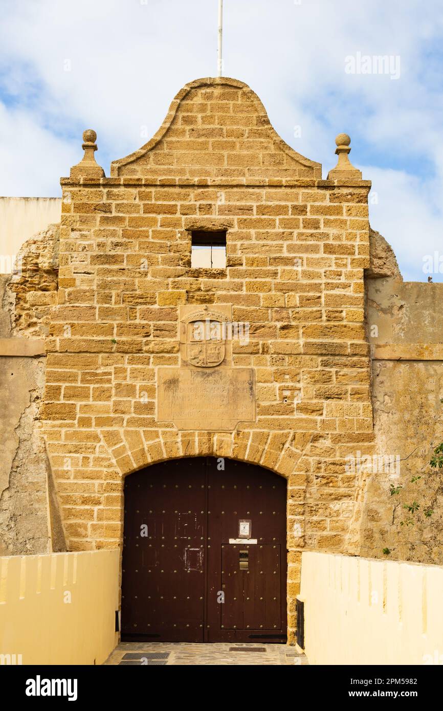 Eingangstür zur Festung Castillo de Santa Catalina, Cadiz, Andalusien, Spanien. Festung, Schloss Stockfoto