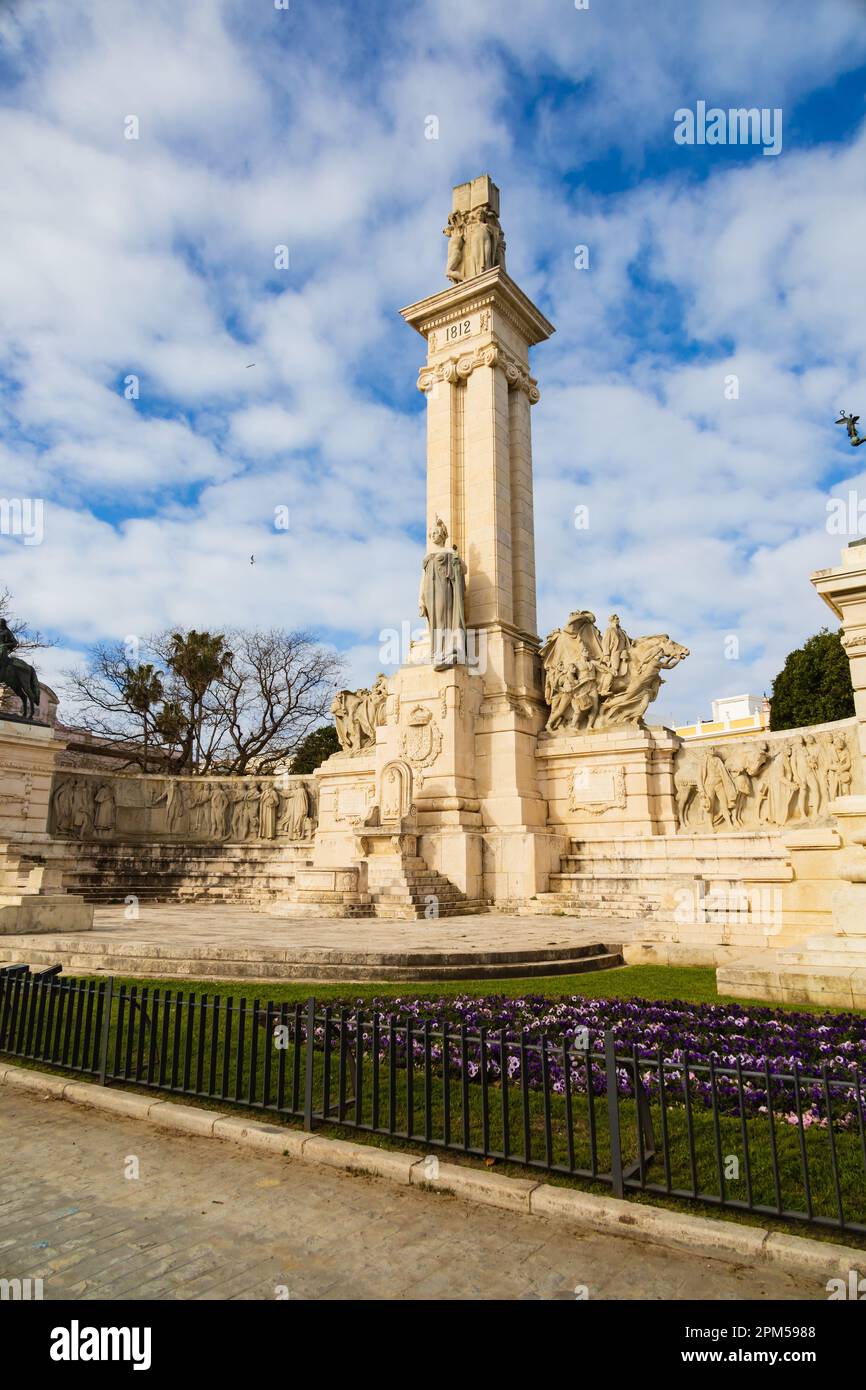 Das Monumento a la Constitucion 1812, Denkmal der Verfassung 1812, um das hundertjährige Bestehen des Unabhängigkeitskrieges zu feiern. Plaza Espana, Cadiz Stockfoto