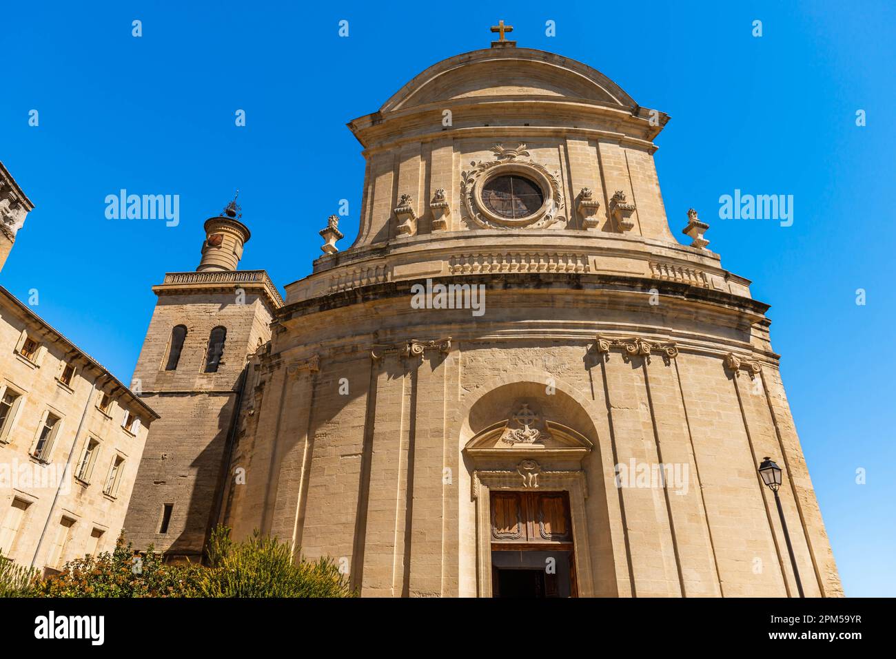 Kirche Saint Etienne im Stadtzentrum von Uzès in Gard, in den Cévennes, Occitanie, Frankreich Stockfoto