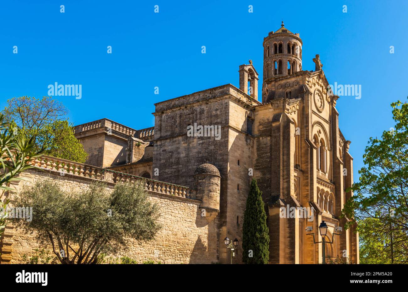 Die Kathedrale von Saint Théodorit d'Uzès und der Fenestrelle-Turm in Uzès, in den Cévennes, Gard, in Occitanie, Frankreich Stockfoto