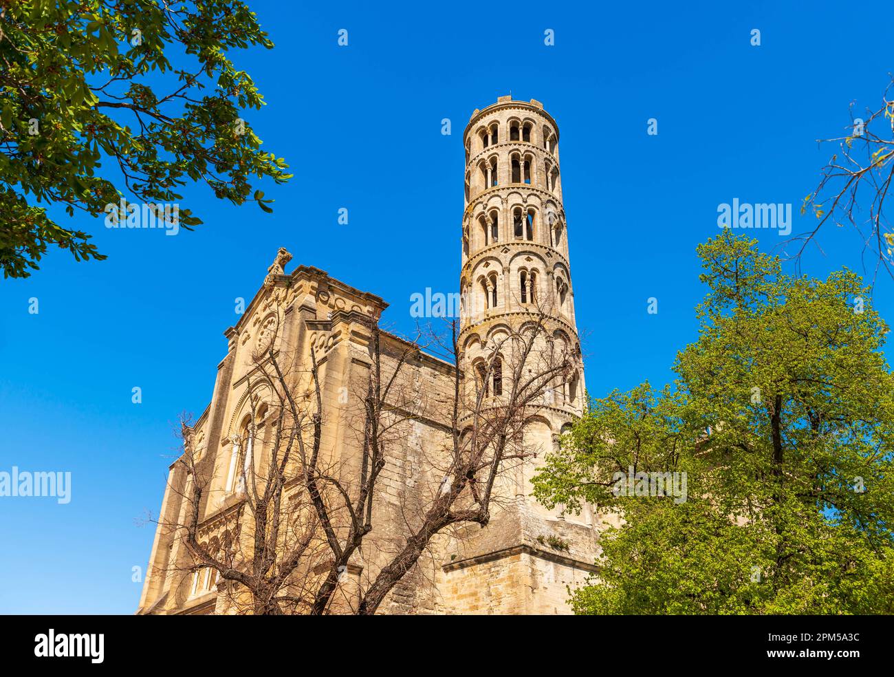 Die Kathedrale von Saint Théodorit d'Uzès und der Fenestrelle-Turm in Uzès, in den Cévennes, Gard, in Occitanie, Frankreich Stockfoto