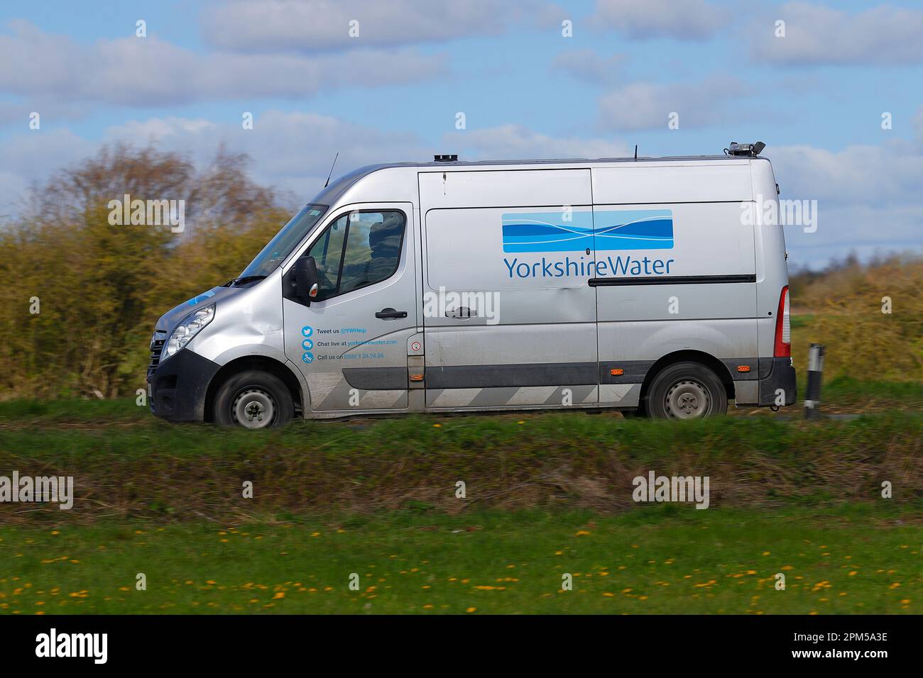 Yorkshire Water Company Fahrzeug, das auf einer Landstraße in North Yorkshire fährt Stockfoto