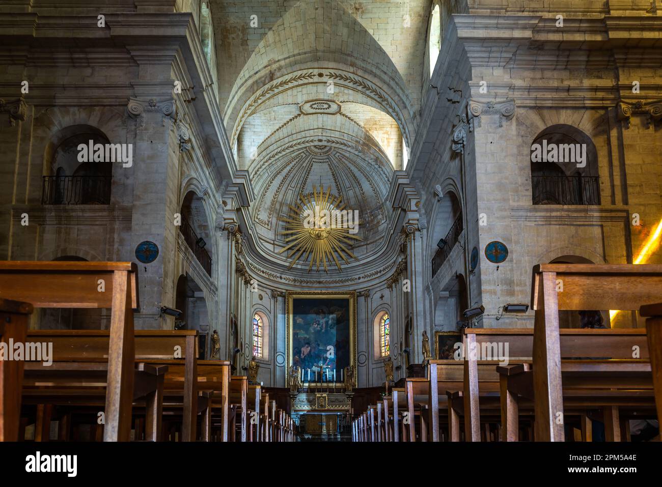 Innenseite der Kirche Saint Etienne im Stadtzentrum von Uzès in der Gard, in den Cévennes, Occitanie, Frankreich Stockfoto