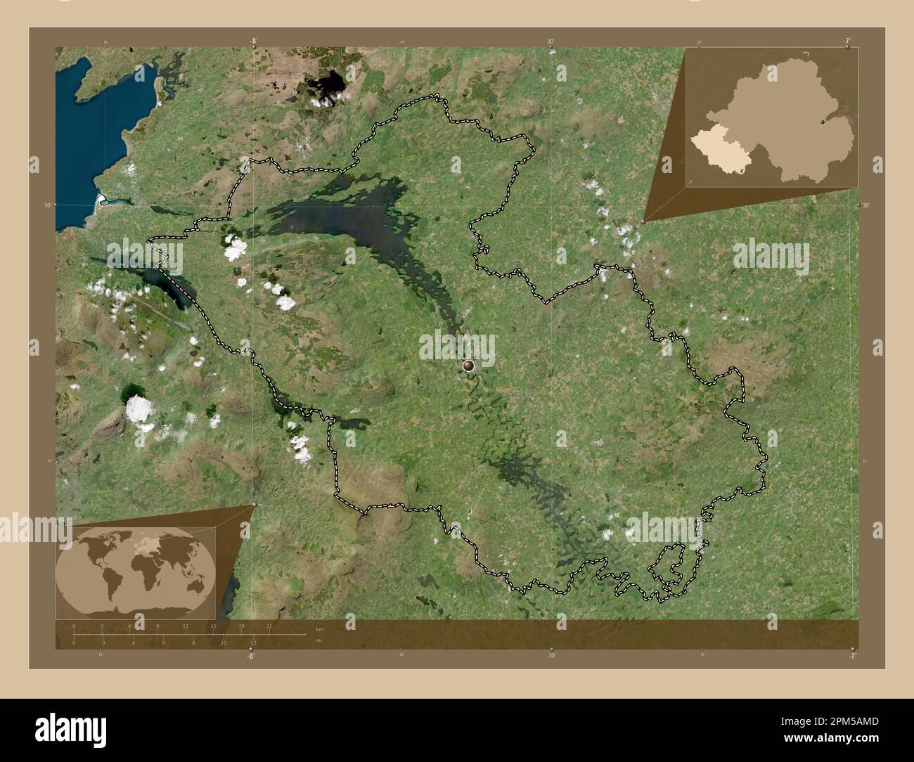 Fermanagh, Region Nordirland. Satellitenkarte mit niedriger Auflösung. Eckkarten für zusätzliche Standorte Stockfoto
