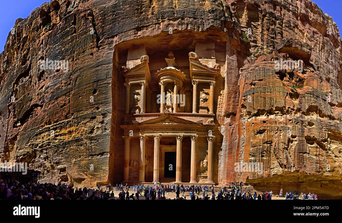 Petra City Al-Khaznov Treasury Temple Nabatean Kingdom Structure, Felsfassaden, Mausoleum King Aretas IV 1. C AD Jordan geschnitzte Sandsteinfelsen Stockfoto