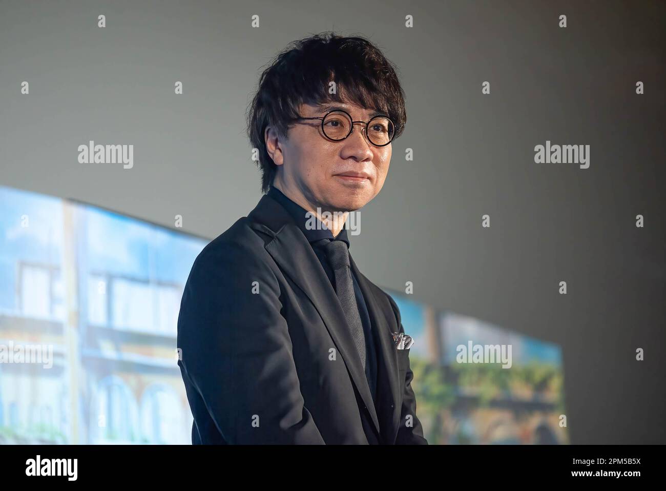 Bangkok, Thailand. 11. April 2023. Regisseur Makoto Shinkai, der während der Veranstaltung gesehen wurde. Der japanische Regisseur Makoto Shinkai besuchte Thailand, um an der Premiere seines Animationsfilms „Suzume“ im Siam Paragon in Bangkok teilzunehmen. Kredit: SOPA Images Limited/Alamy Live News Stockfoto