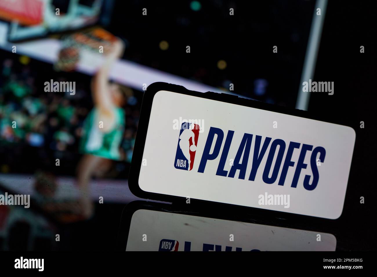 Kaunas, Litauen - 2023. April 11: NBA-Playoffs-Logo und Basketballspiel im Hintergrund. Hochwertiges Foto Stockfoto