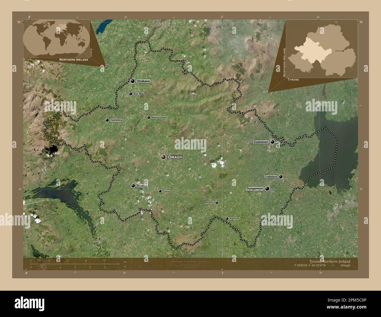 Tyrone, Region Nordirland. Satellitenkarte mit niedriger Auflösung. Standorte und Namen der wichtigsten Städte der Region. Eckkarten für zusätzliche Standorte Stockfoto