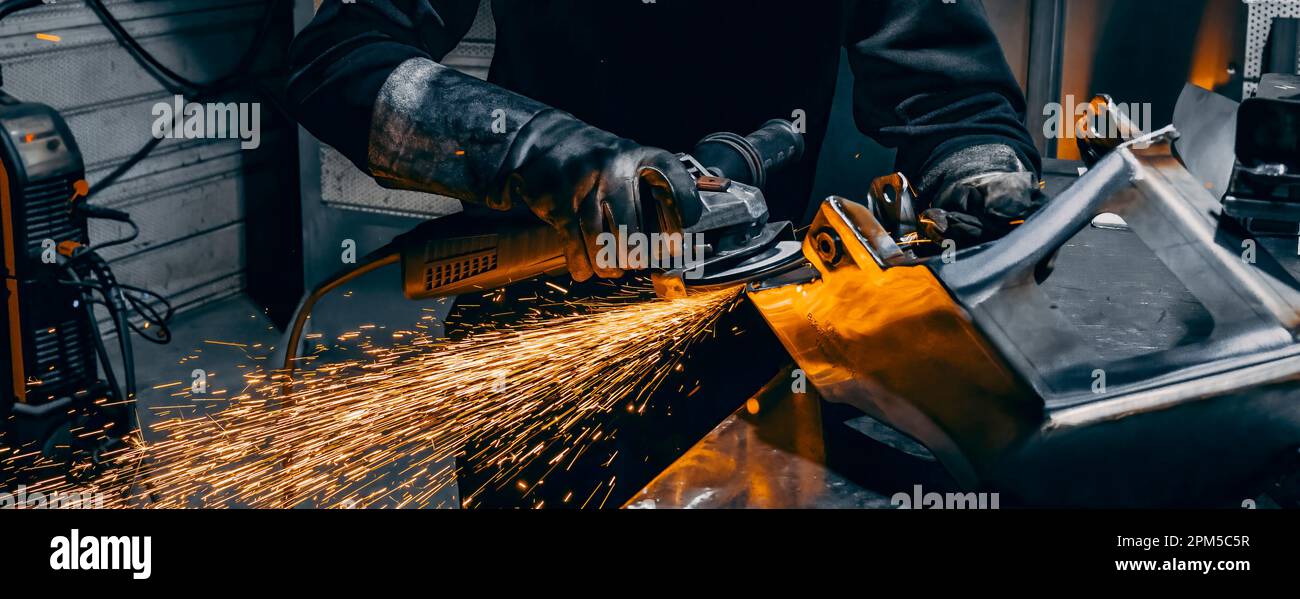 Hände von Arbeitern, die ein Stück Metall schleifen, Frankreich Stockfoto