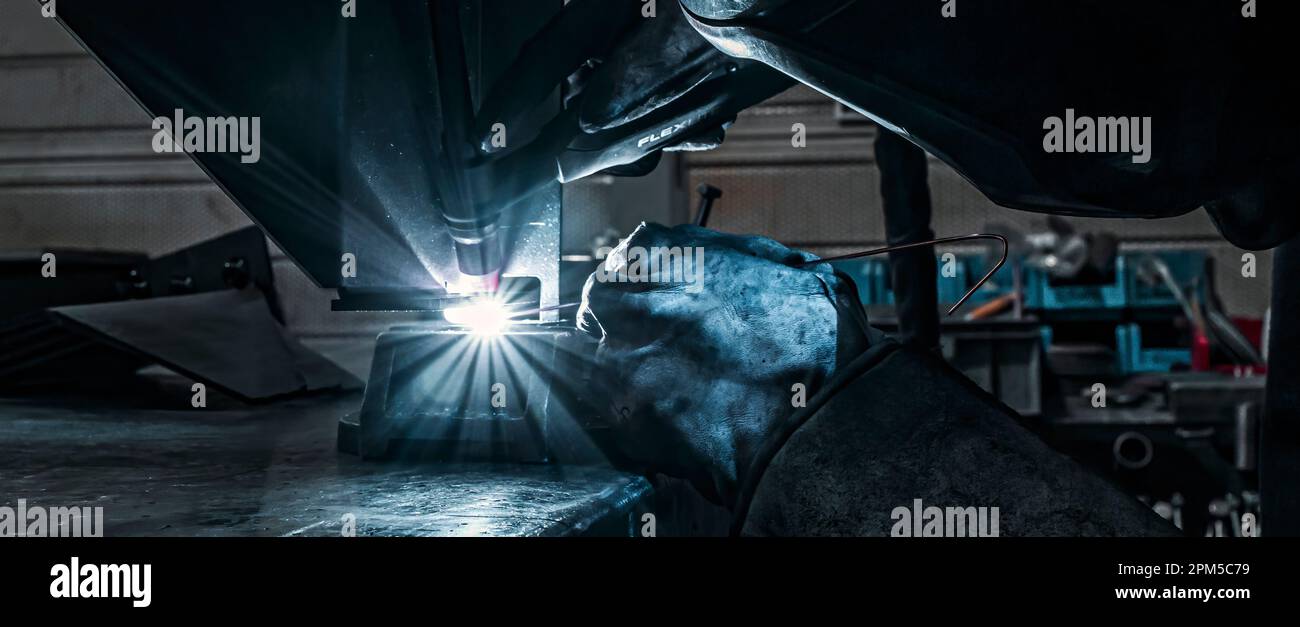 Ein Schweißer in einer Werkstatt in Frankreich Stockfoto