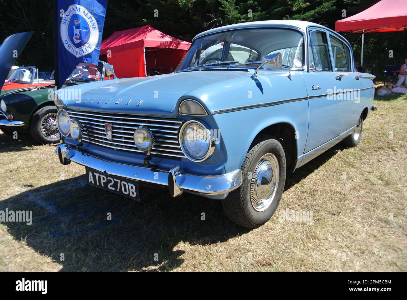 Ein Hillman Super Minx aus dem Jahr 1964 wurde bei der 47. Historic Vehicle Gathering in Powderham, Devon, England, ausgestellt. Stockfoto