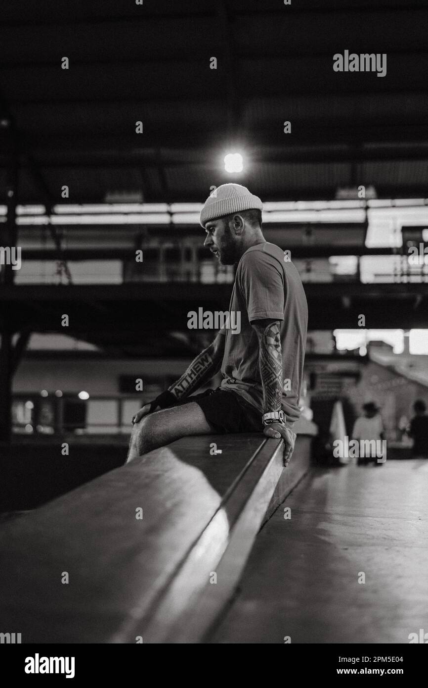 Junger, stylischer Skater im Skatepark. Stockfoto