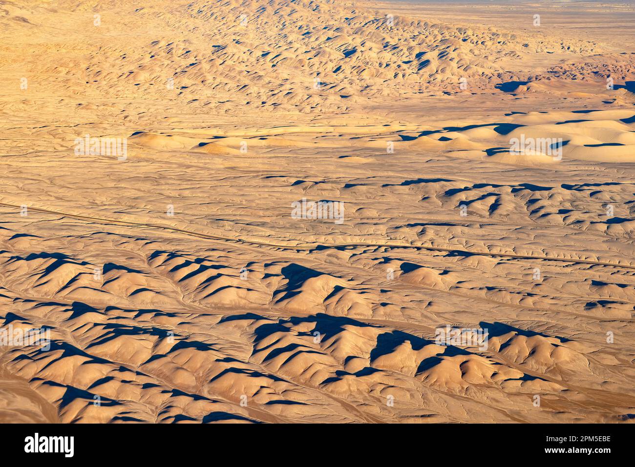 Luftbild einer Straße, die die Atacama-Wüste, Chile, durchquert Stockfoto