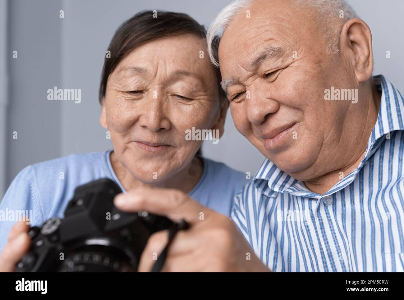Seniorenpaar, das zu Hause mit einer Digitalkamera fotografiert Stockfoto