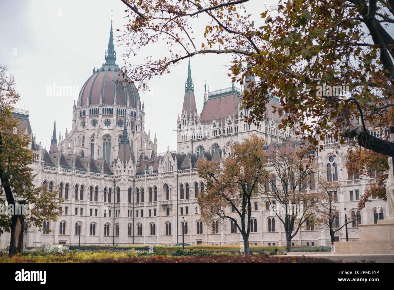 budapester Parlament an einem nebligen Morgen Stockfoto