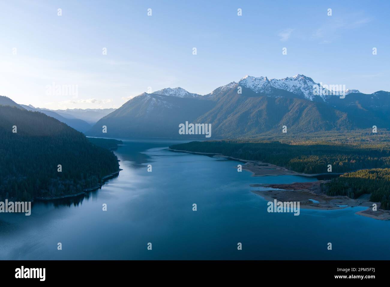 Lake Cushman und die Olympic Mountains bei Sonnenuntergang Stockfoto