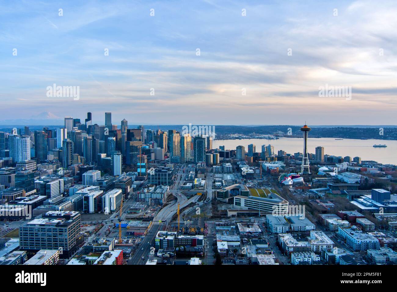 Seattle, Washington und Mount Rainier bei Sonnenuntergang Stockfoto