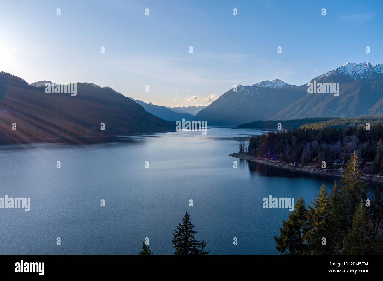 Lake Cushman und die Olympic Mountains bei Sonnenuntergang Stockfoto