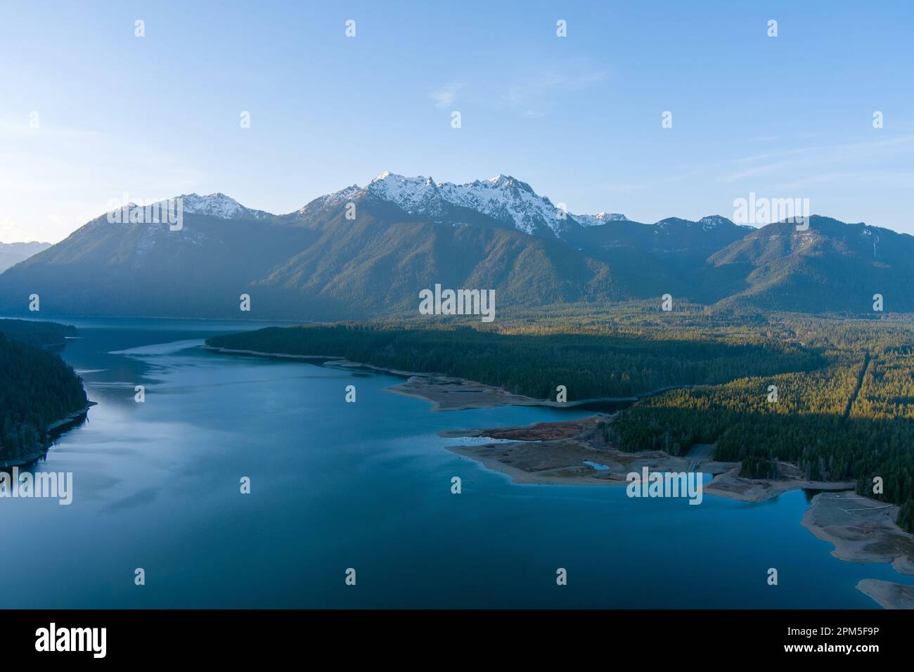 Lake Cushman und die Olympic Mountains bei Sonnenuntergang Stockfoto