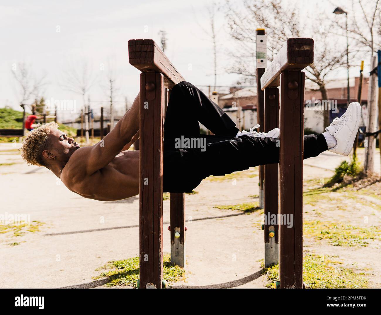 Aktienfoto eines Schwarzen, der in einem Park Kalisthenik macht. Stockfoto