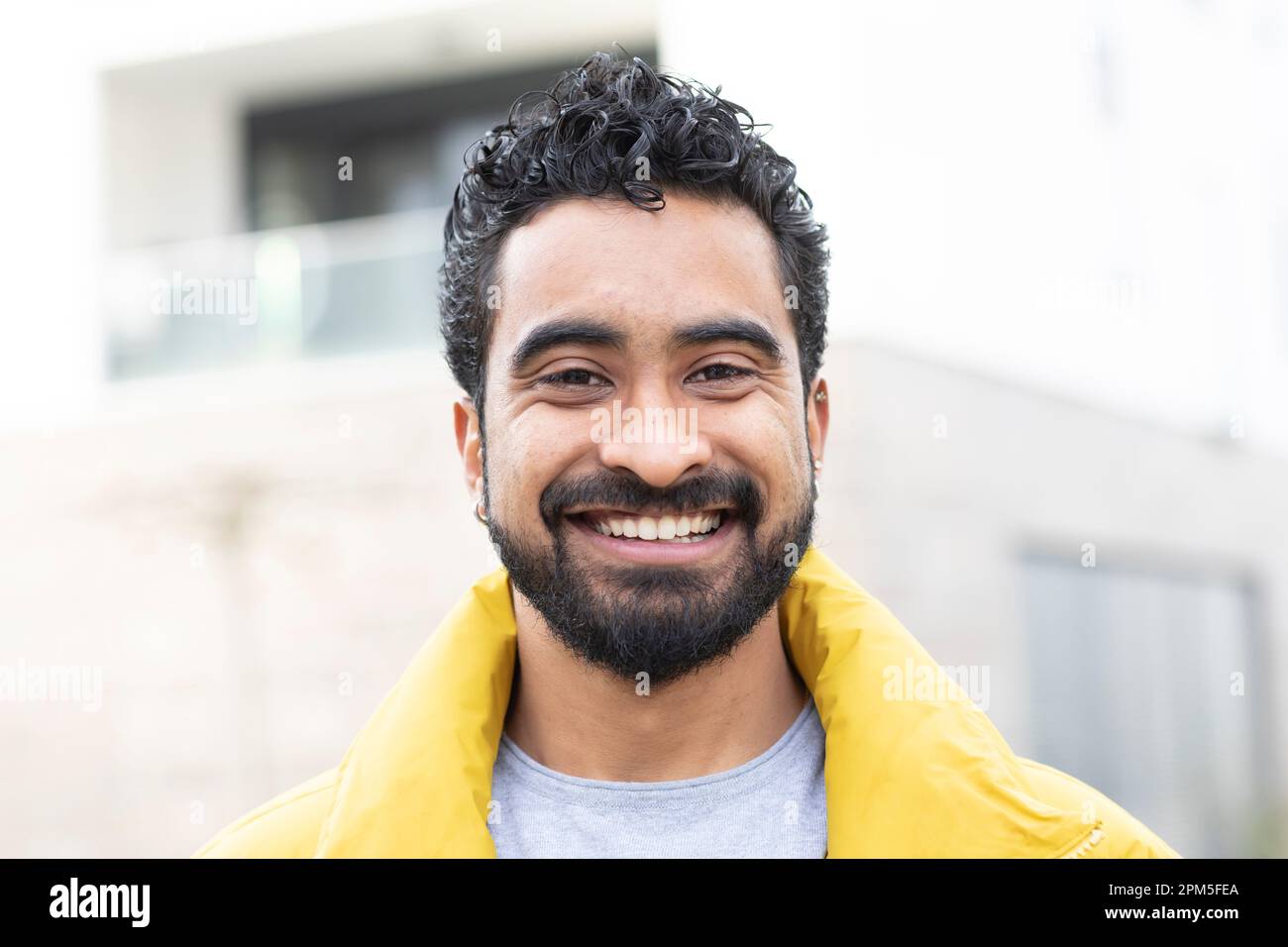 Porträt eines jungen Mannes mit kurzen Haaren draußen Stockfoto