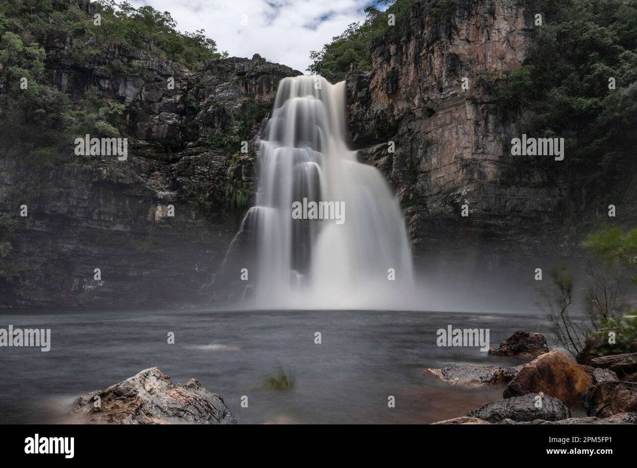 Grosser Wasserfall bei Langzeitanwendung in Brasilien Stockfoto