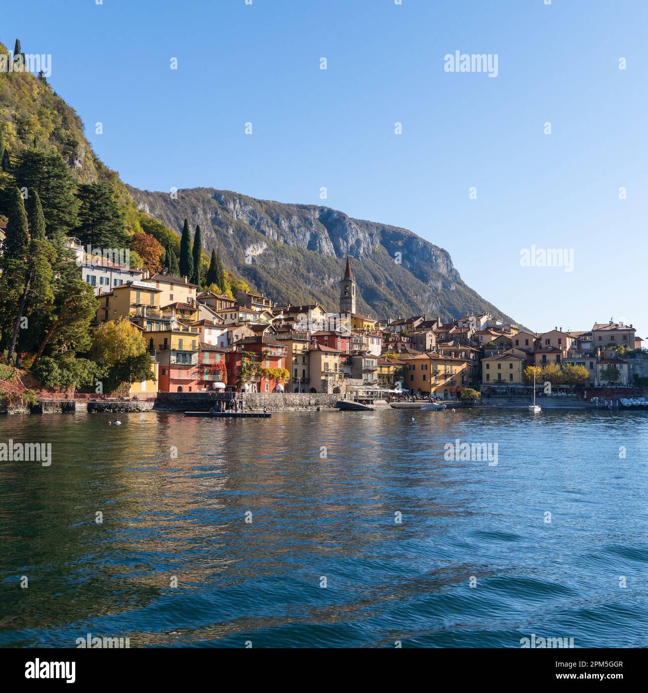 Wunderschöne Aussicht auf das Feriendorf Varenna am Comer See. Stockfoto