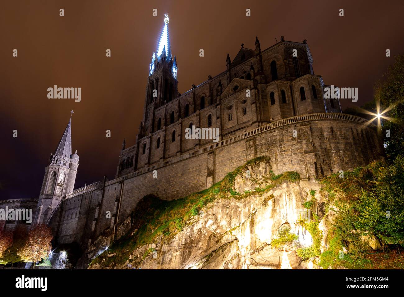 Notre Dame du Rosaire de Lourdes bei Nacht Stockfoto