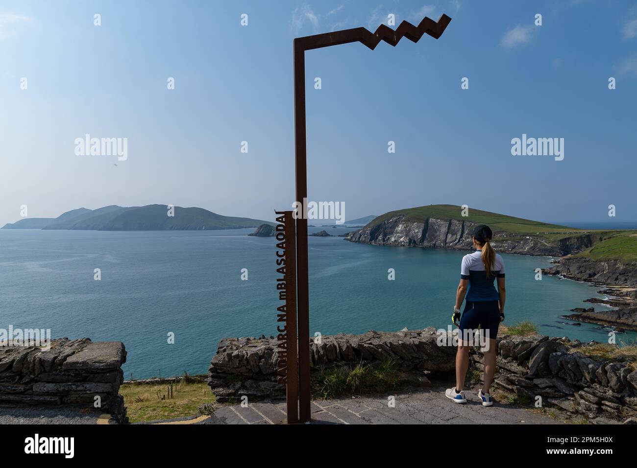 Eine Frau tritt auf der Halbinsel Slea Head Dingle, Grafschaft Kerry, Irland Stockfoto