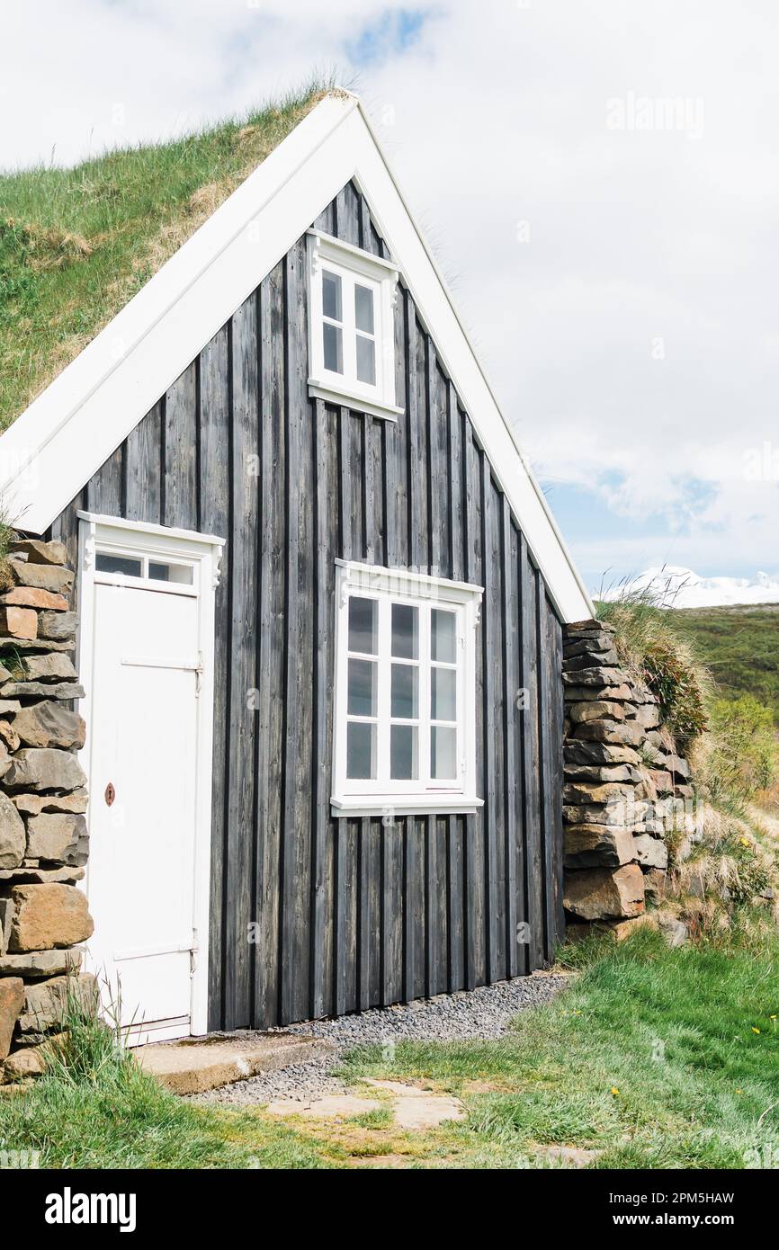 Schwarzes und weißes Turfhaus in Island Stockfoto