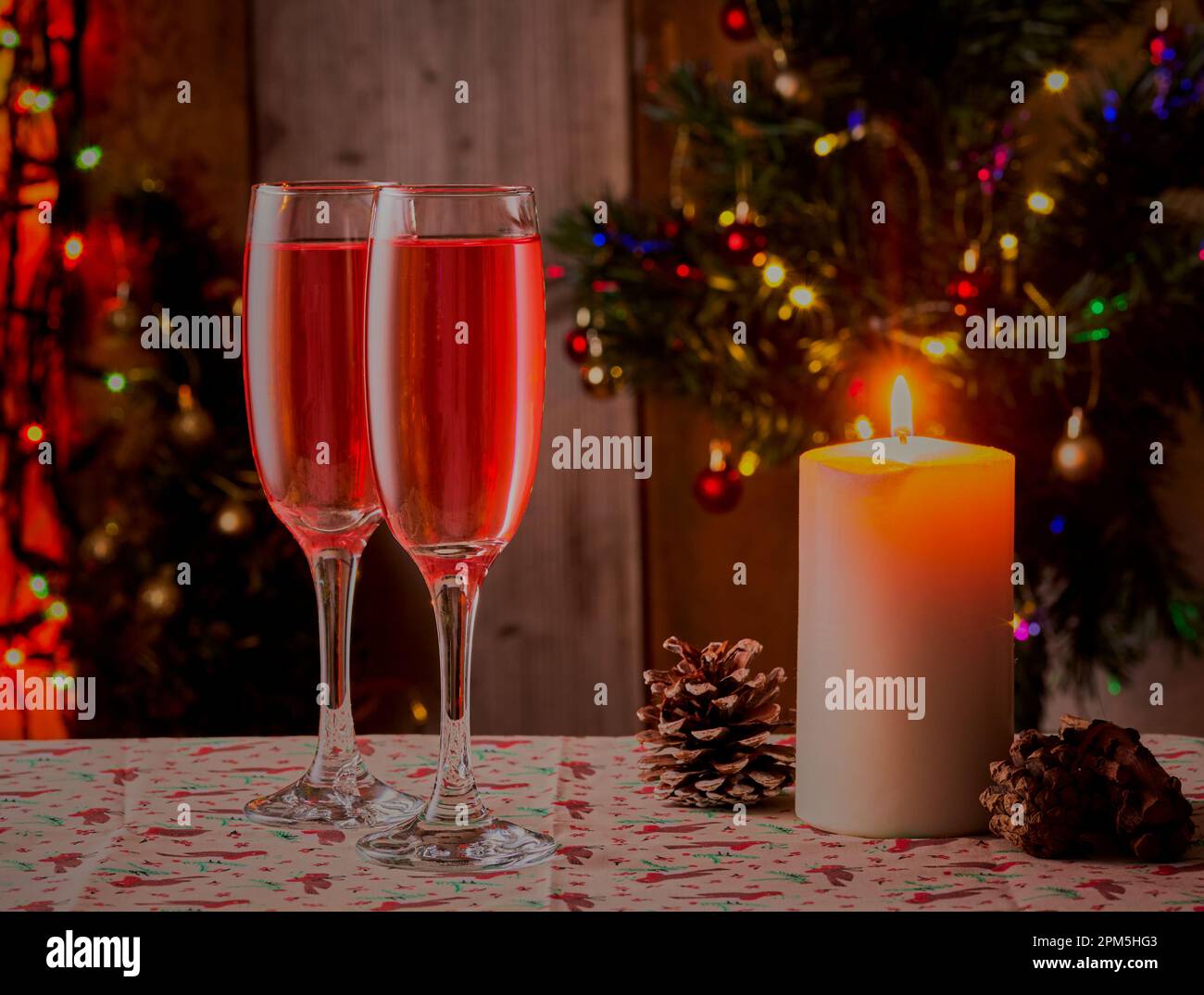 Festliche Getränke mit Weihnachtsbäumen und Dekorationen im Hintergrund. Stockfoto