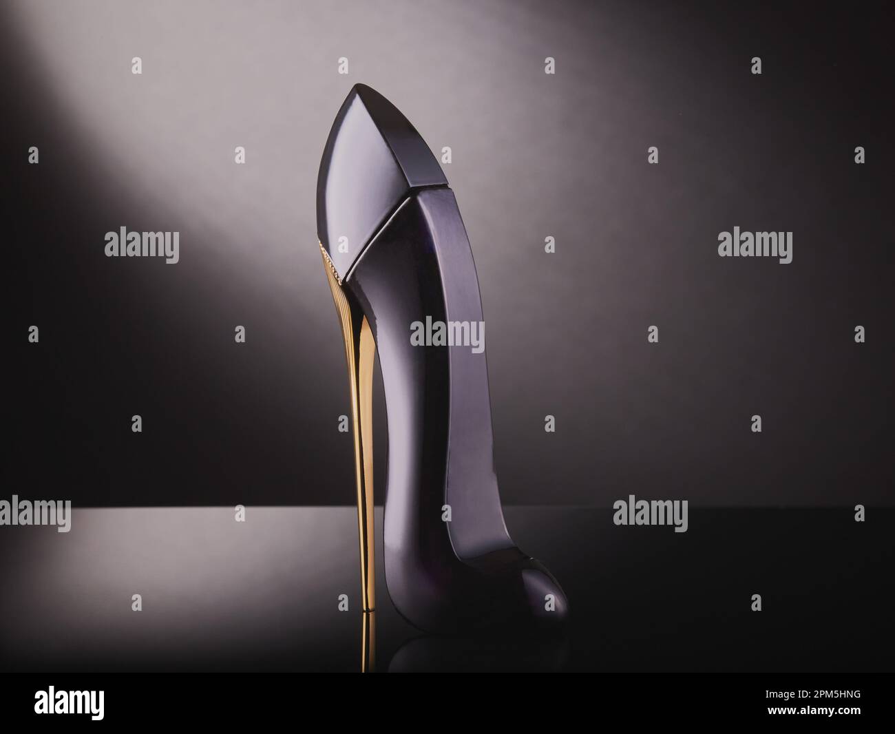 Mansfield, Nottingham, Vereinigtes Königreich: Studio-Produktbild des Parfums Carolina Herrera Good Girl. Stockfoto