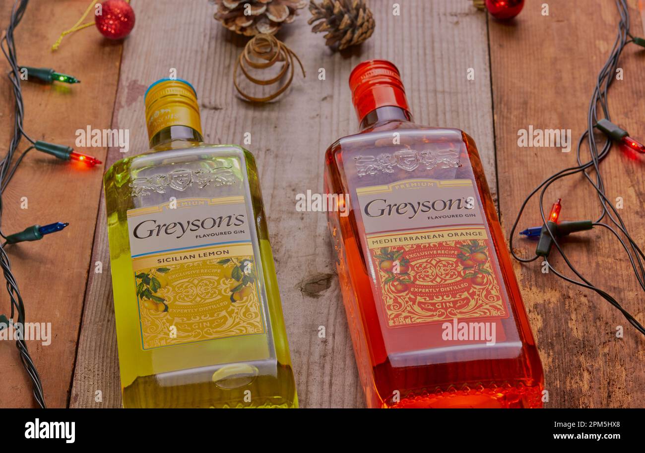 Mansfield, Nottingham, Vereinigtes Königreich: Studio-Produktbild von Greysons Flaschen Gin mit Weihnachtslichtern. Stockfoto