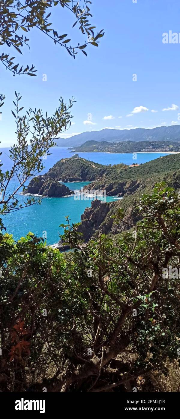 Landschaft der Küste Sardiniens gegen das Meer Stockfoto