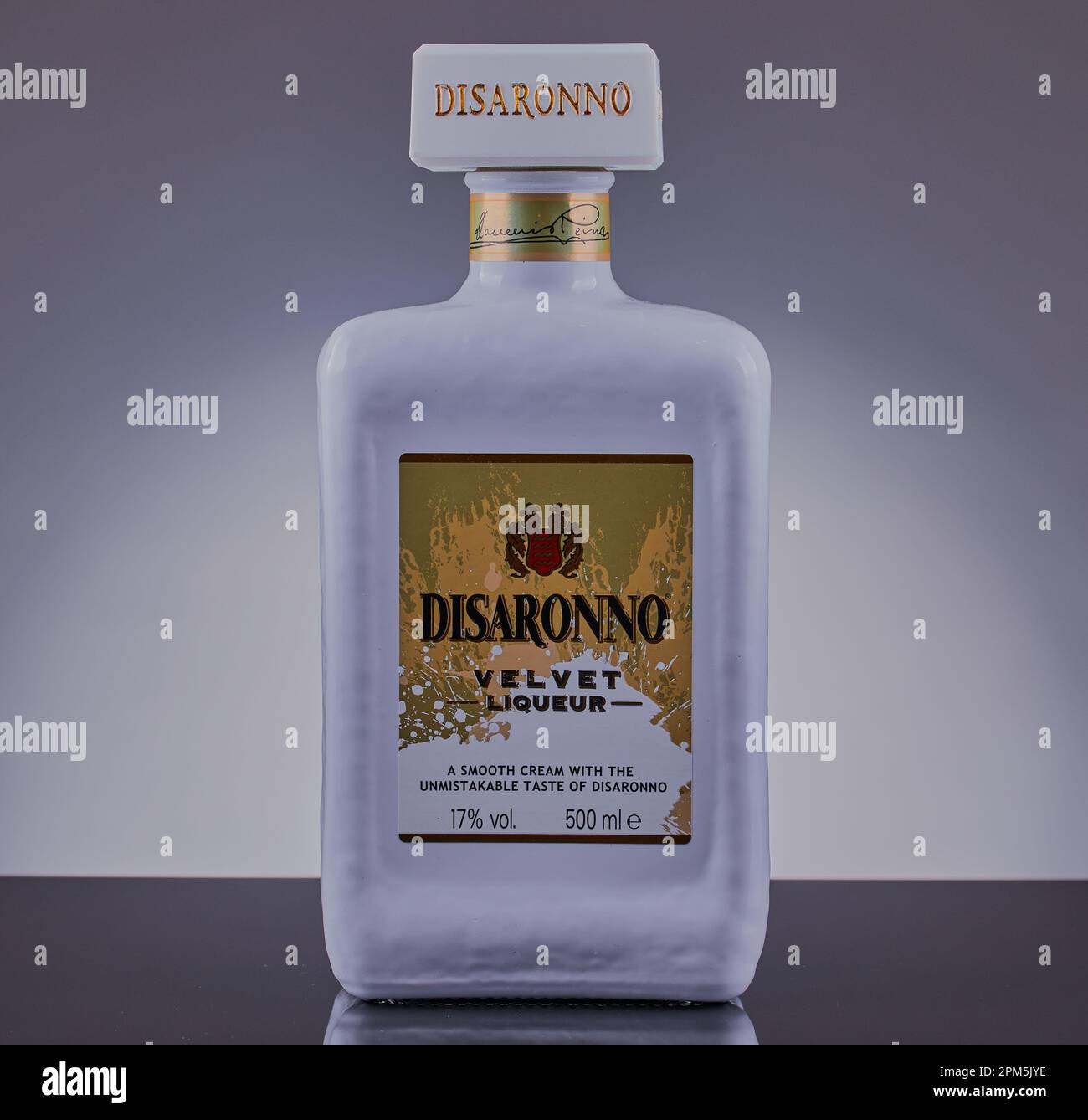 Mansfield, Nottingham, Vereinigtes Königreich: Studio-Produktbild einer Flasche Disaronno. Stockfoto