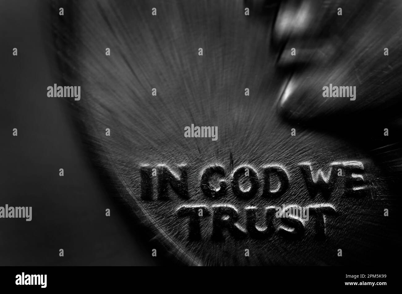 Silberamerikanisches Geld mit Worten in Gott Wir vertrauen Barvermögen Zoomunschärfe Stockfoto