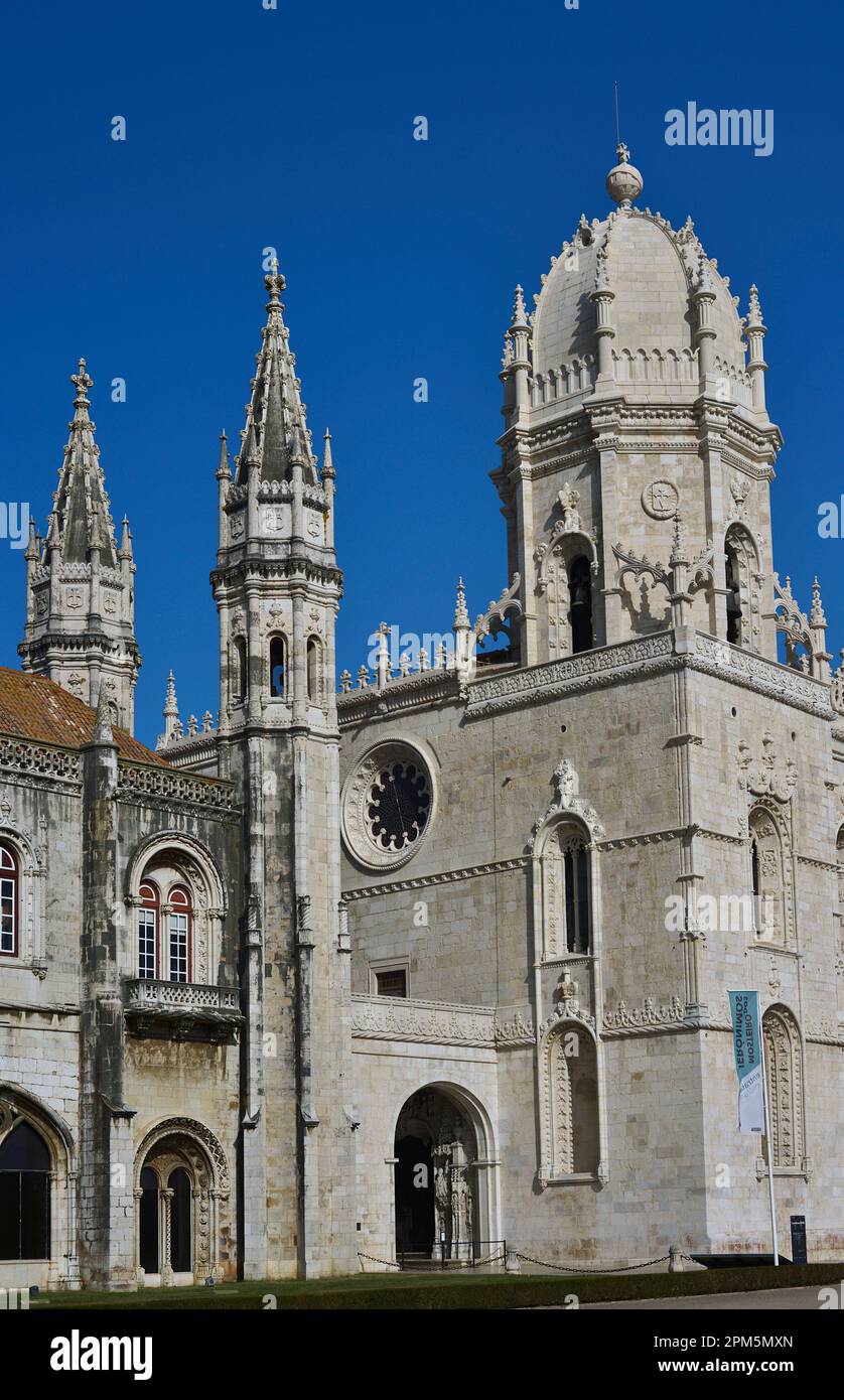 Portugal. Lissabon. Kloster der Hieronymiten. König Manuel I. beauftragte den Bau, um der Rückkehr von Vasco da Gama aus Indien zu gedenken. Es wurde im Manueline-Stil von Juan del Castillo (1470-1552) entworfen. Architektonische Details der Fassade des Gebäudes mit der Kuppel der Kirche. 16. Jahrhundert. Autor: Joao de Castilho (14701552). Kastilischer Architekt. Stockfoto