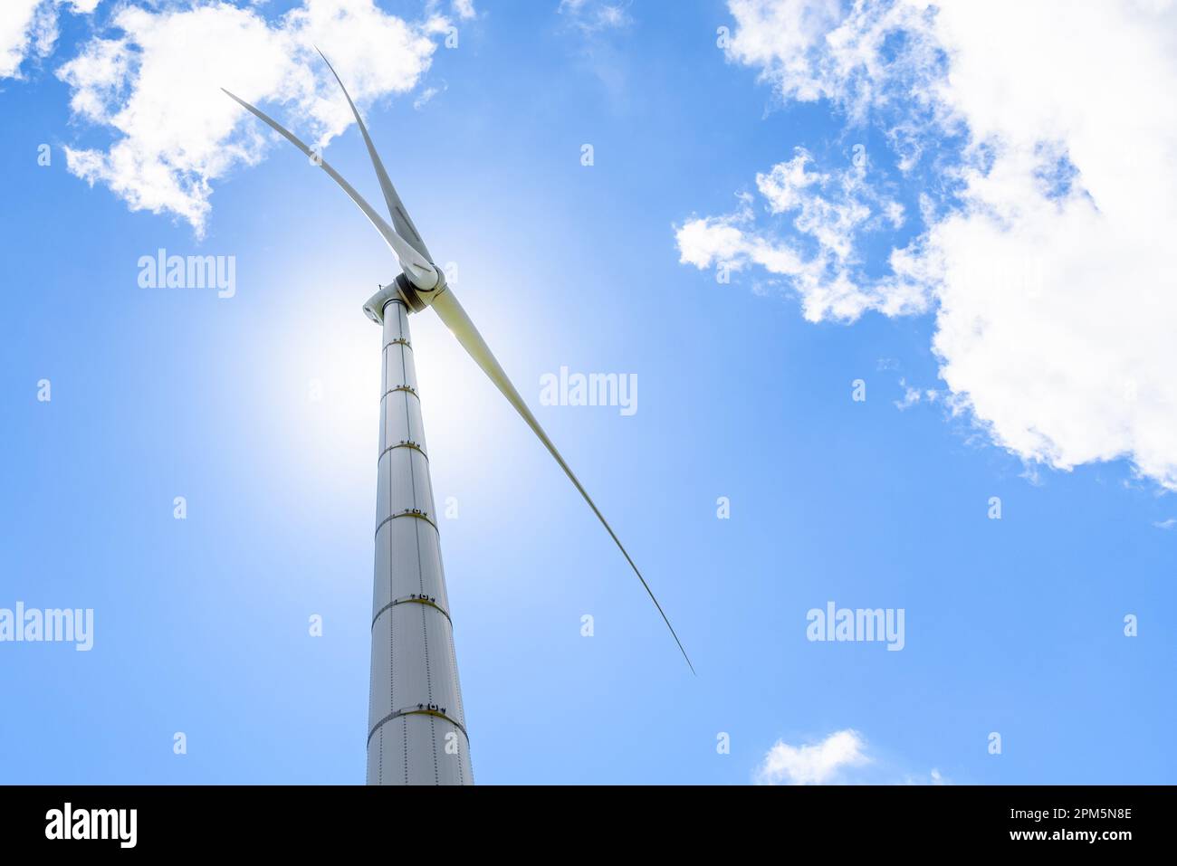 Blick auf eine Windturbine aus niedrigem Winkel an einem sonnigen Sommertag Stockfoto