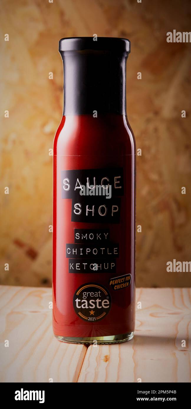 Mansfield, Nottingham, Vereinigtes Königreich: Studio-Produktbild einer Flasche Sauce Shop Smoky Chipotle Ketchup. Stockfoto