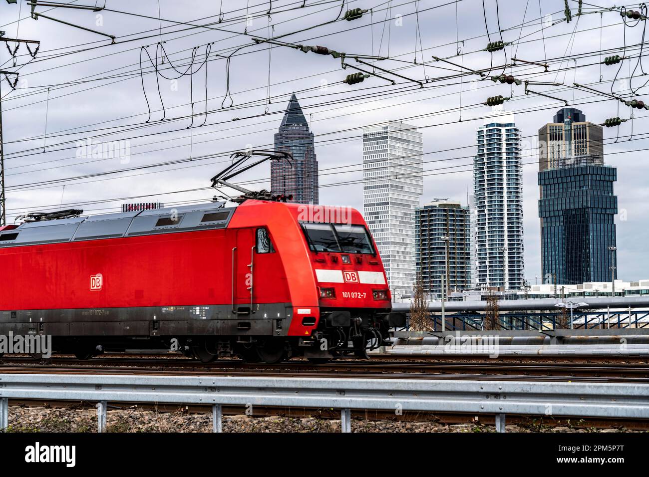 Regionalzug vor dem Hauptbahnhof Frankfurt am Main, Skyline, Hessen, Deutschland, Stockfoto